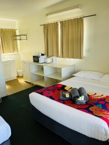 ClermontClermont Hotel Motel的酒店客房配有两张床和微波炉。