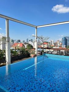 金边Monsoon Bassac Hotel的享有城市景致的游泳池