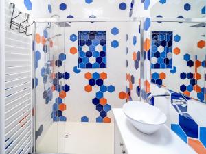 波西塔诺布里切特旅馆的一间带水槽和淋浴的浴室