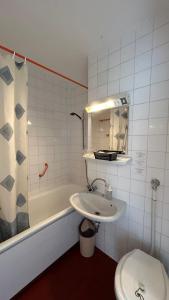 希欧福克Aranypart Hostel的浴室配有盥洗盆、卫生间和浴缸。