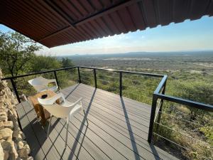 奥奇瓦龙戈Aloegrove Safari Lodge的美景阳台,配有两把椅子和一张桌子