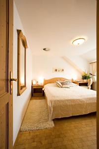 新锡德勒湖畔普巴赫Hotel & Restaurant Braunstein - Pauli´s Stuben的一间卧室,卧室内配有一张大床