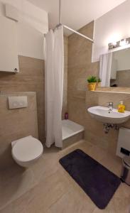 杜塞尔多夫Renoviertes Apartment inkl TG Stellplatz in Düsseldorf的浴室配有白色卫生间和盥洗盆。