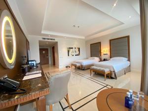 Djibloho迪布洛霍大酒店的酒店客房配有两张床和一张书桌