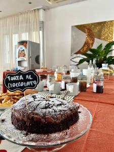 里米尼Hotel B&B Ardea Rimini的桌上的一块巧克力蛋糕