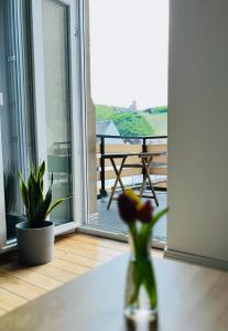 贝尔恩卡斯特尔-库斯伯格布吕克酒店的花瓶坐在窗前的桌子上