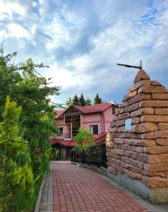 特鲁斯卡韦茨Glory的粉红色房子前面的砖砌走道
