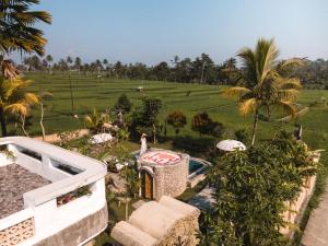 德格拉朗The Nenggala Suite的享有度假村的空中景致,设有场地