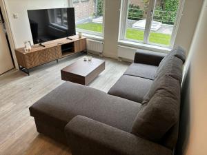 迪温特The Residence Deventer的带沙发和电视的客厅