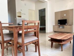 班加罗尔SSN Home Stays in Bangalore near PLAY Arena的一间带木桌和椅子的用餐室
