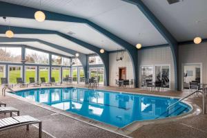 米德尔敦豪生酒店 - 纽波特区/米德尔顿 的大楼里一个蓝色的大泳池