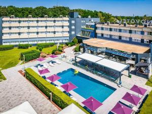 圣让·德·布赖圣让·德·布赖诺富特酒店的享有酒店上方的游泳池景致