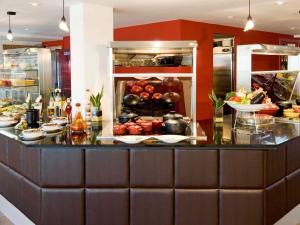 迭戈姆布鲁塞尔机场诺富特酒店的餐厅提供的自助餐,包括各种食物
