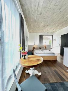 科隆科隆乡村公寓的一间带桌子和床的房间以及一间卧室