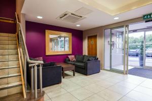 桑德兰Clarion Hotel Newcastle South的客厅设有紫色墙壁和沙发