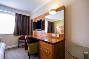 桑德兰Clarion Hotel Newcastle South的酒店客房配有书桌和镜子