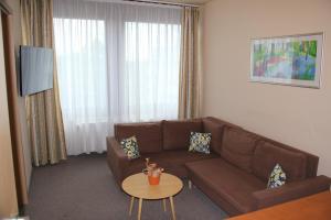 埃格尔艾斯特拉高级酒店的客厅配有沙发和桌子