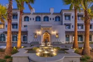 卡拉巴萨斯Cambria Hotel Calabasas - Malibu的一座建筑前有喷泉的酒店