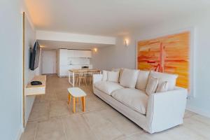 棕榈滩Radisson Blu Aruba的客厅配有白色的沙发和桌子