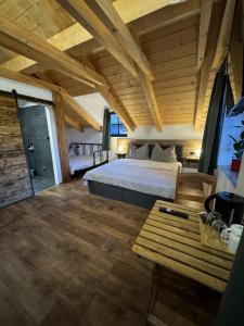 České Žleby狭谷农场宾馆的一间卧室设有一张床和木制天花板