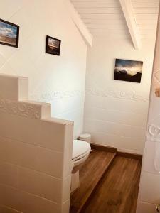 桑坦德Jositown的一间带卫生间的浴室和墙上的照片