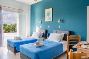 凯特利奥斯Anastasia Studios Katelios的一间设有两张床和蓝色墙壁的客房