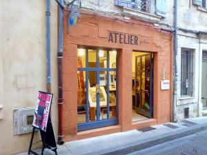 阿尔勒Le nid des Arènes的前面有标牌的商店