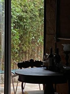 蒙特韦尔迪LaPianta的玻璃门前的桌子,带窗户
