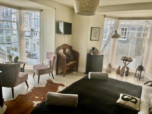 圣艾夫斯Seaforth St Ives的带沙发、椅子和窗户的客厅