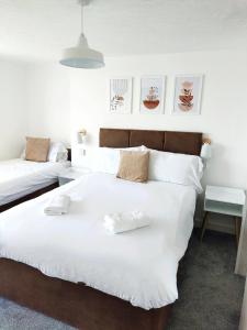 布莱顿霍夫地平线间的一间卧室配有两张带白色床单的床