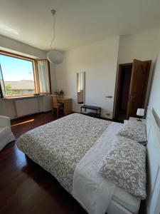 CastelbellinoAffittacamere DANIELA的一间卧室设有一张大床和一个窗户。