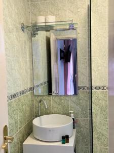 乌尔齐尼Villa Guci的一间带水槽和镜子的浴室