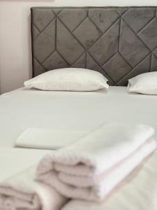 乌尔齐尼Villa Guci的一张带枕头和枕头的壁床