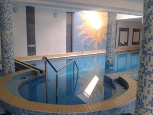 特伦钦温泉镇维拉安娜酒店的一座大楼内带热水浴池的游泳池