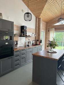 TeijoVilla Kiiski的厨房配有不锈钢用具和木制天花板