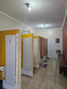 圣代佩德罗Cabana Hostel nas Árvores EcoPark的一间有四个摊位的浴室