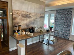 Musquodoboit HarbourOCEAN BAY VIEW Luxury Guesthouse的桌子房间里的一个柜台