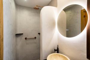 塔里法Dunas Luxury Beach Resort Tarifa的一间带水槽和镜子的浴室
