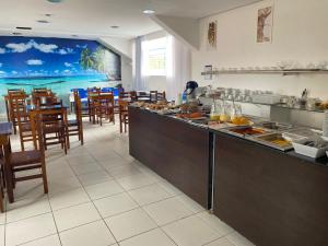 若昂佩索阿Manos Hotel - Café da manhã incluso的餐厅设有桌椅