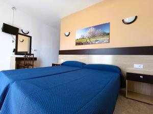 圣安东尼奥霍利松特旅馆的一间位于客房内的蓝色床卧室