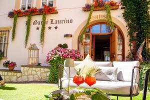 卡瓦莱塞劳力诺酒店的一座建筑前方的庭院,庭院里配有沙发和鲜花