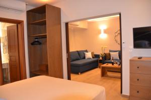 帕莱欧卡斯提撒奥德修斯酒店的带沙发的房间和带镜子的客厅