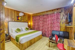 马拉里GRG Hotel Samiru Manali Near Durga Temple的一间卧室配有床和红色窗帘