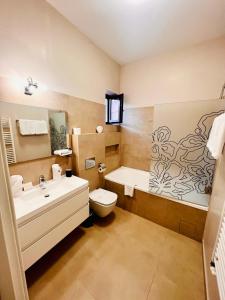 康斯坦察Next Apartments Constanta的带浴缸、卫生间和盥洗盆的浴室