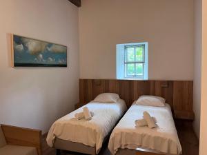 Lutjegast艾弗格德里凯达公寓的带窗户的客房内设有两张单人床。