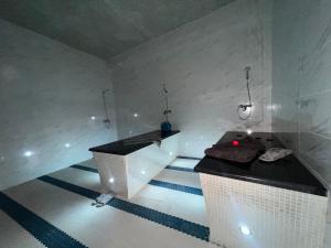 阿加迪尔HAMILTON Agadir的一间白色客房内的浴缸