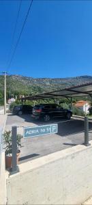 扎通Adria House Dubrovnik by the sea的停在一个有标志的停车场的汽车