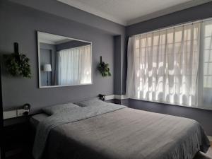 利马索尔Kanika Beach apartment的一间卧室配有一张大床和镜子