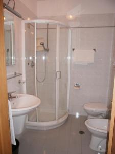 蓬泰圣乔瓦尼曼佐尼酒店的带淋浴、盥洗盆和卫生间的浴室