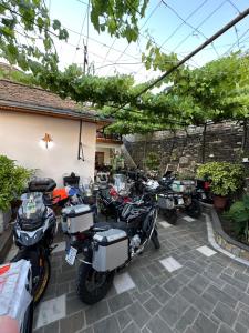 吉诺卡斯特Kore Guest House的停在建筑物旁边的一排摩托车